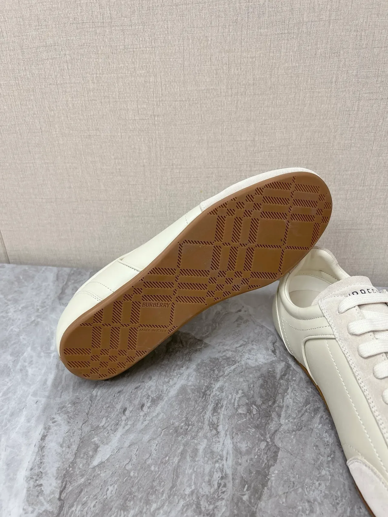 Burberry Knight Off-White Lifestyle Sneakers en cuir et daim 2