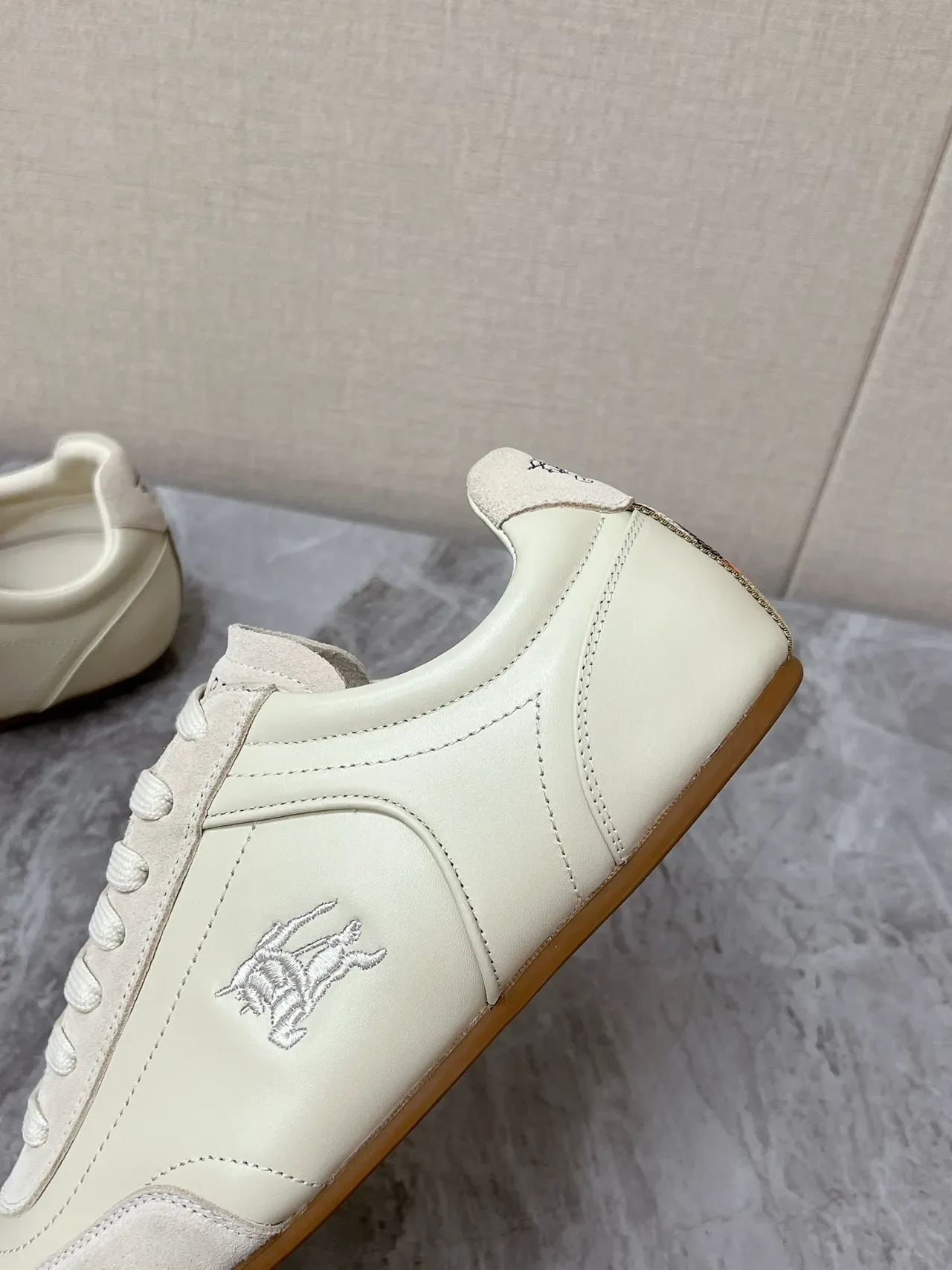 Burberry Knight Off-White Lifestyle Sneakers en cuir et daim 3