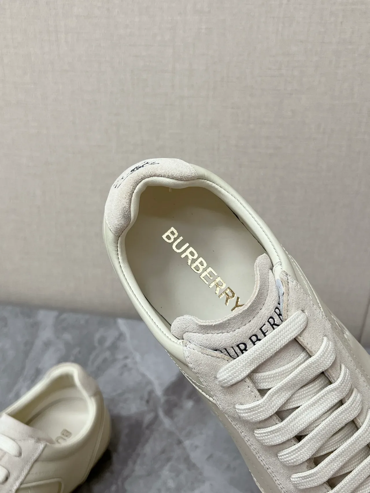 Burberry Knight Off-White Lifestyle Sneakers en cuir et daim 4