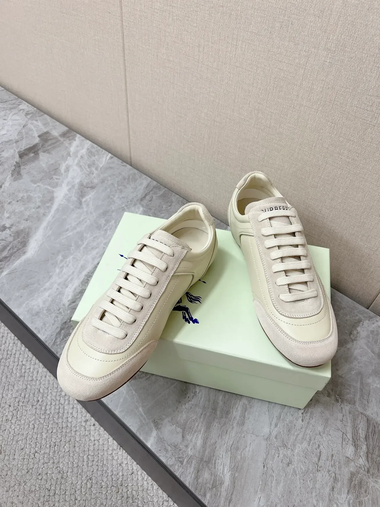 Burberry Knight Off-White Lifestyle Sneakers en cuir et daim 5