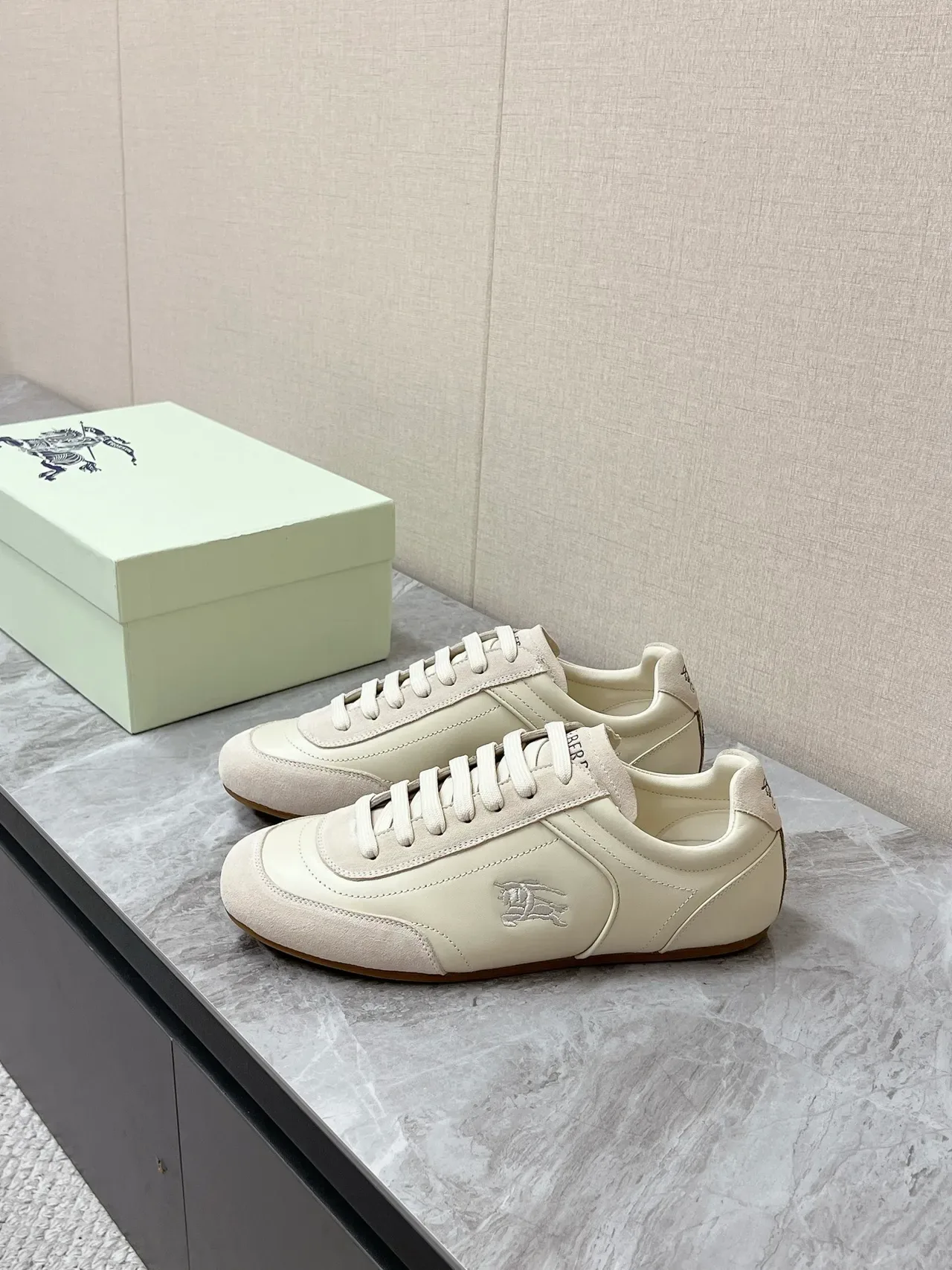 Burberry Knight Off-White Lifestyle Sneakers en cuir et daim 6