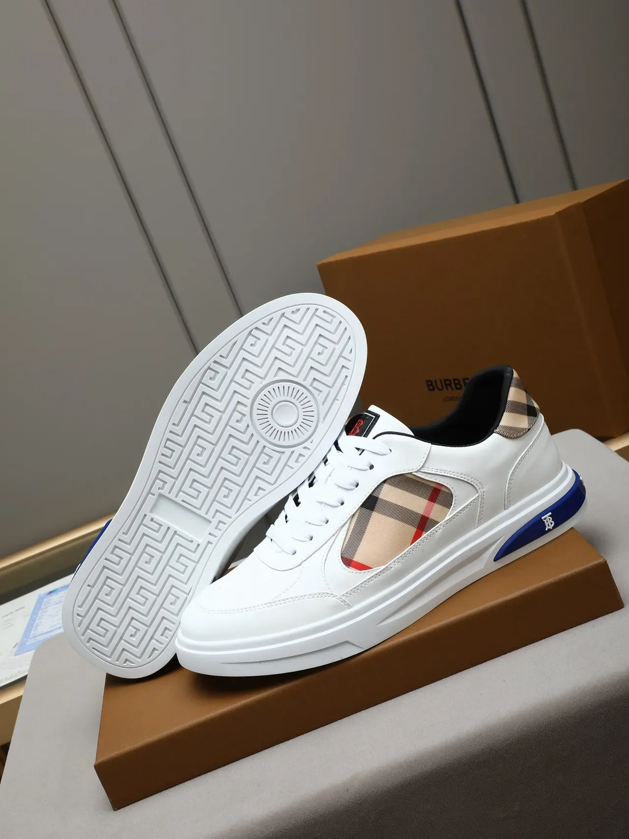 Burberry Knight Branco Azul Couro Superior Panel Iconico Check Tênis Lifestyle 4