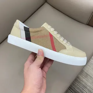Burberry Lola বেজ লাল হাউস চেক সাইড প্যানেল লো টপ সিলুয়েট লাইফস্টাইল স্নিকার্স