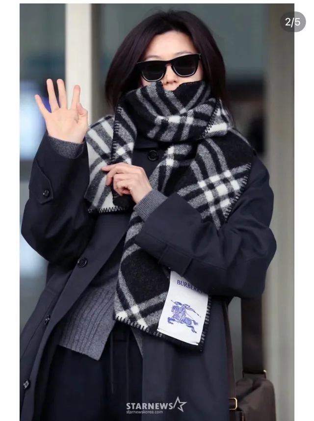 Burberry Nova Check Écharpe de Cachemire Navy et Blanc 3