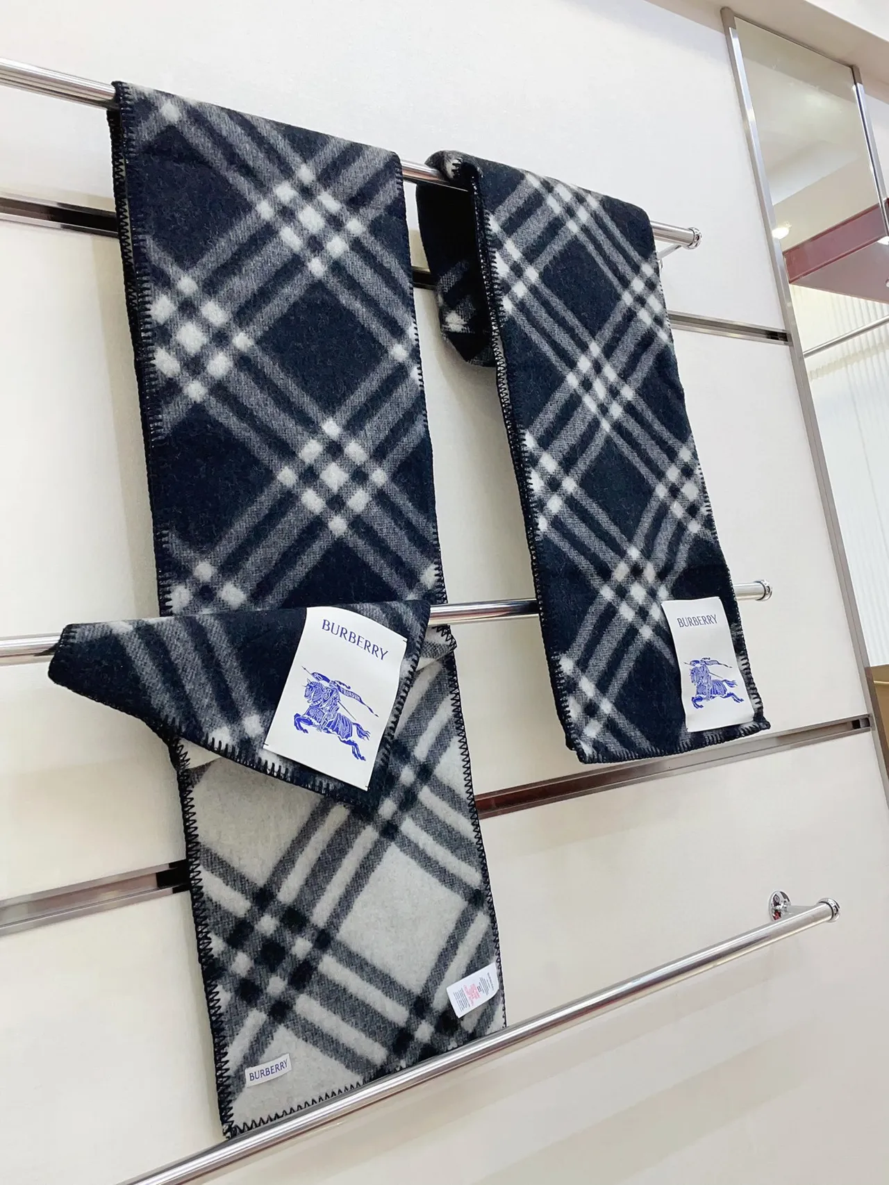 Burberry Nova Check Écharpe de Cachemire Navy et Blanc 9