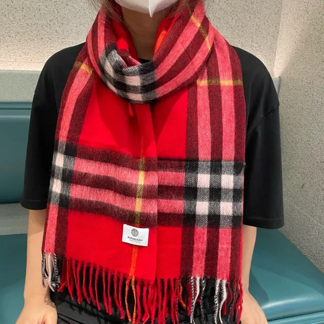 Écharpe Burberry Nova Check rouge noir rose en cachemire 2