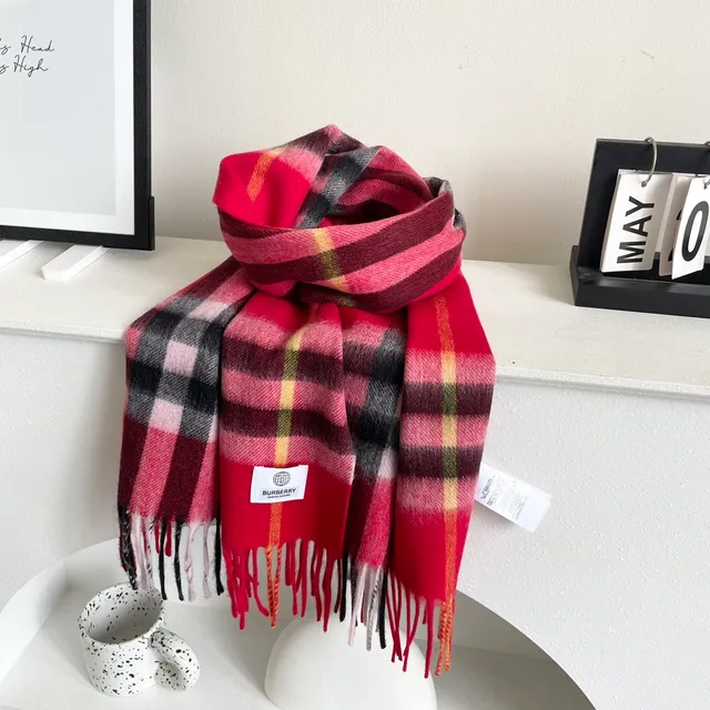 Écharpe Burberry Nova Check rouge noir rose en cachemire 7
