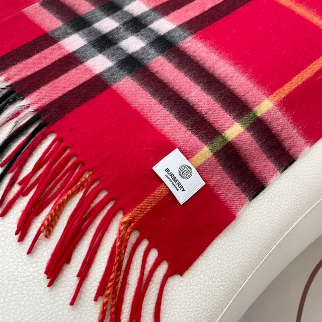 Écharpe Burberry Nova Check rouge noir rose en cachemire 8
