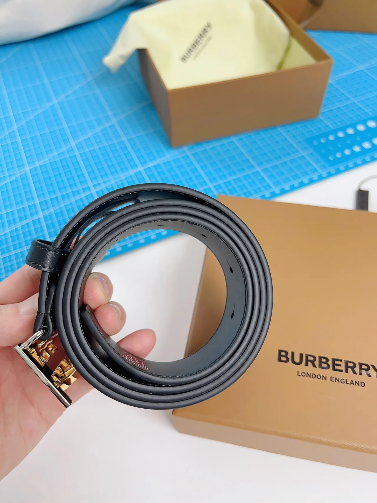 Burberry TB Cinto Preto Dourado Suave Interlocking Monogram Fivela Cinto de Couro 2