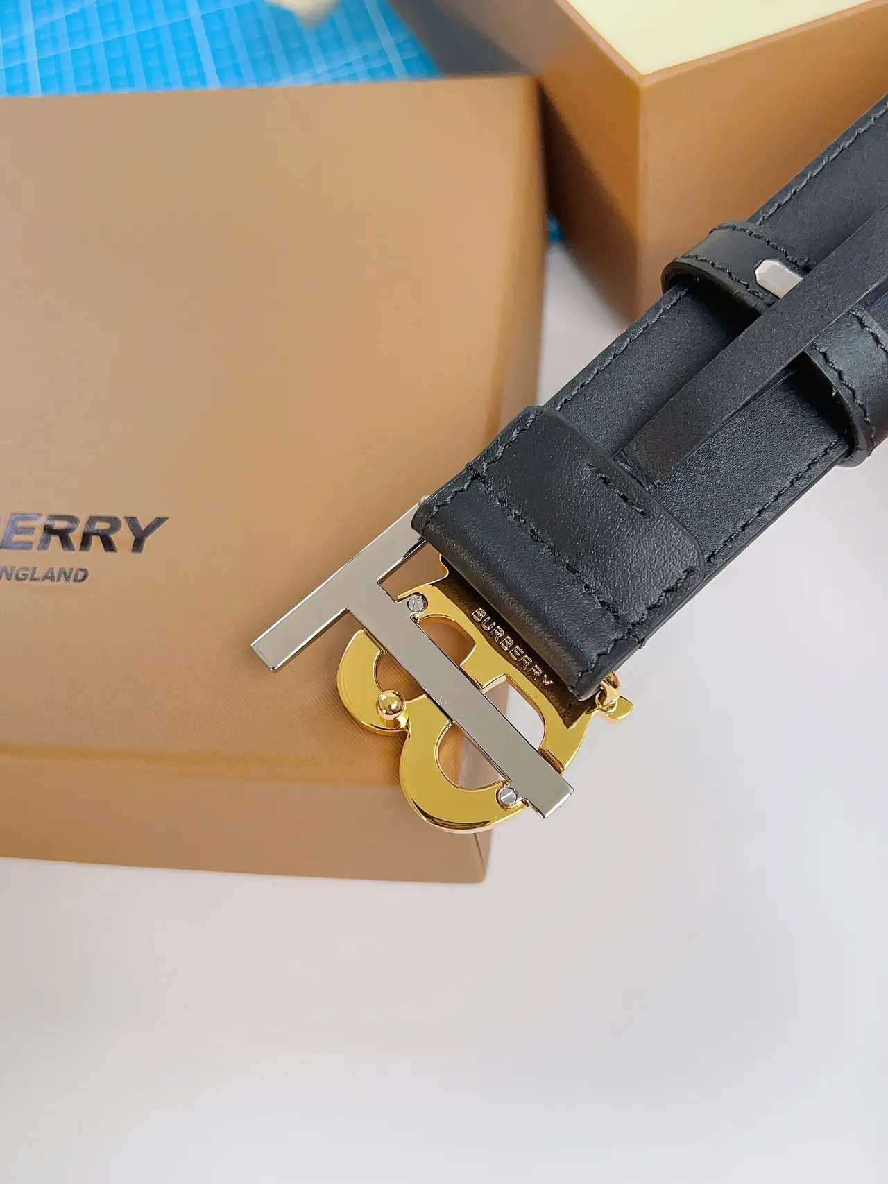 Burberry TB Cinto Preto Dourado Suave Interlocking Monogram Fivela Cinto de Couro 4