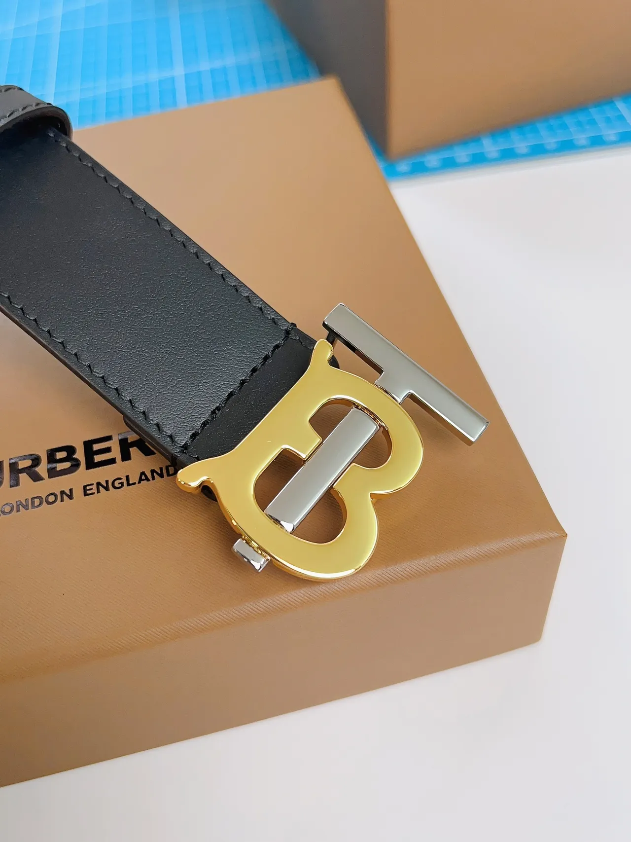 Burberry TB Cinto Preto Dourado Suave Interlocking Monogram Fivela Cinto de Couro 5