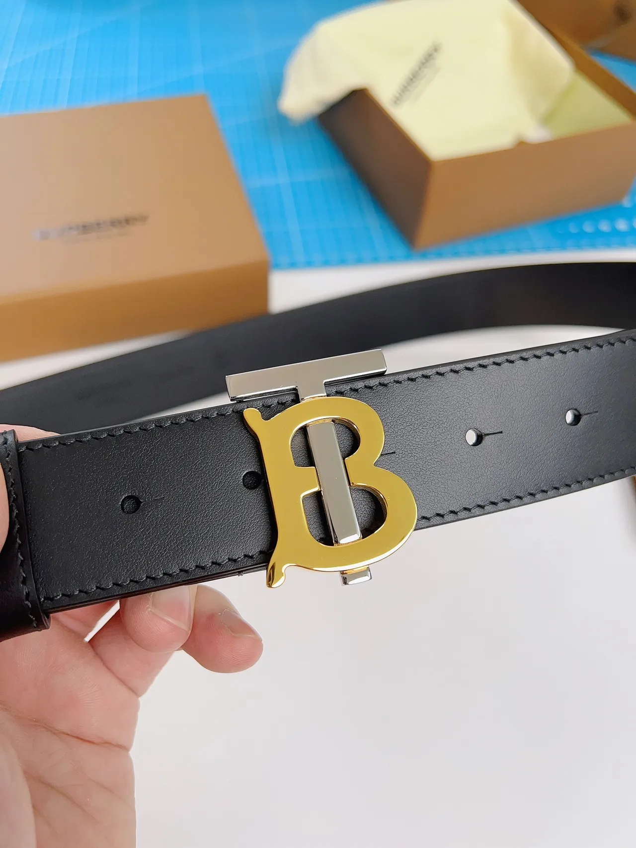 Burberry TB Cinto Preto Dourado Suave Interlocking Monogram Fivela Cinto de Couro 7