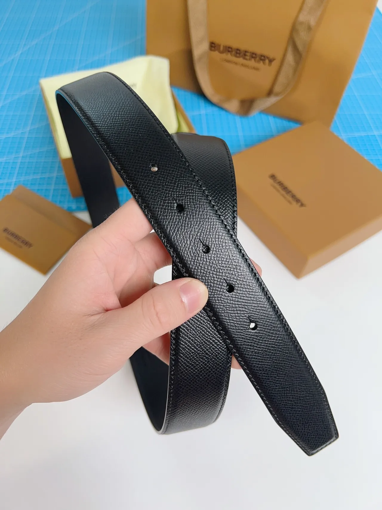 Burberry TB Belt Preto Dourado Grão Texturizado Fivela Intertravada Cinto de Couro 2