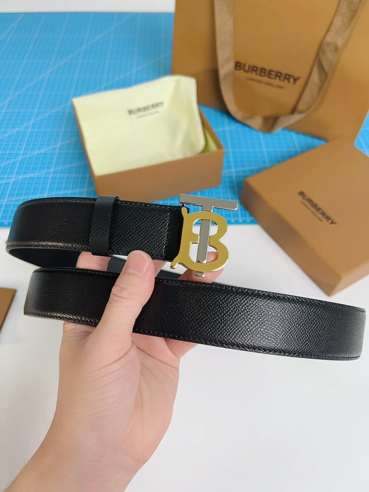 Burberry TB Belt Preto Dourado Grão Texturizado Fivela Intertravada Cinto de Couro 3