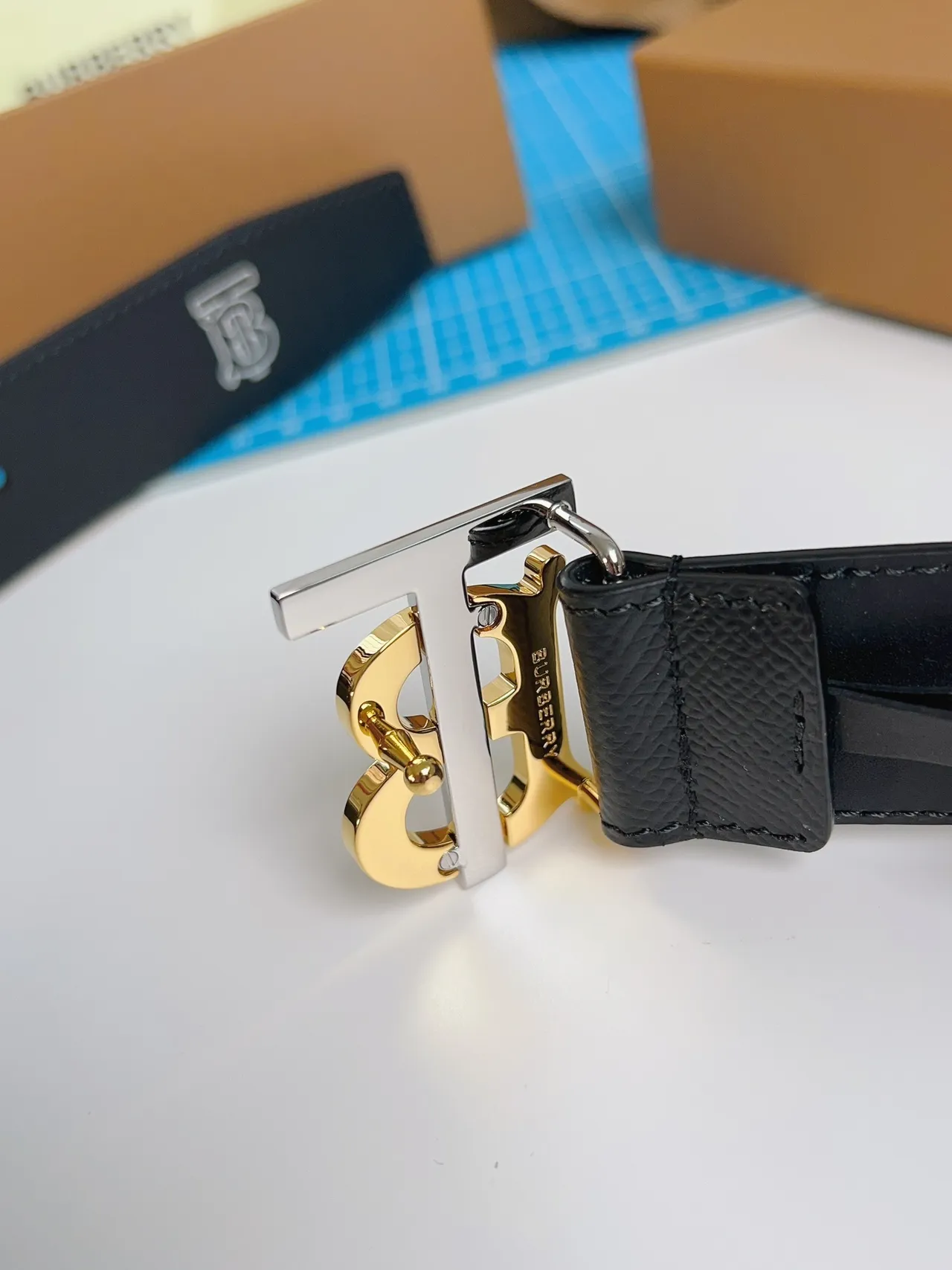 Burberry TB Belt Preto Dourado Grão Texturizado Fivela Intertravada Cinto de Couro 4