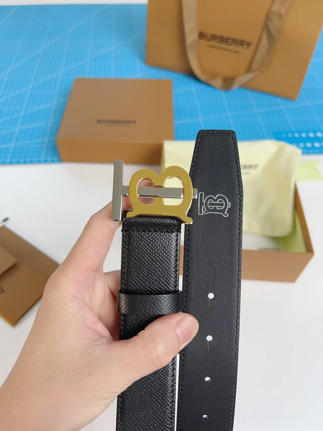 Burberry TB Belt Preto Dourado Grão Texturizado Fivela Intertravada Cinto de Couro 5