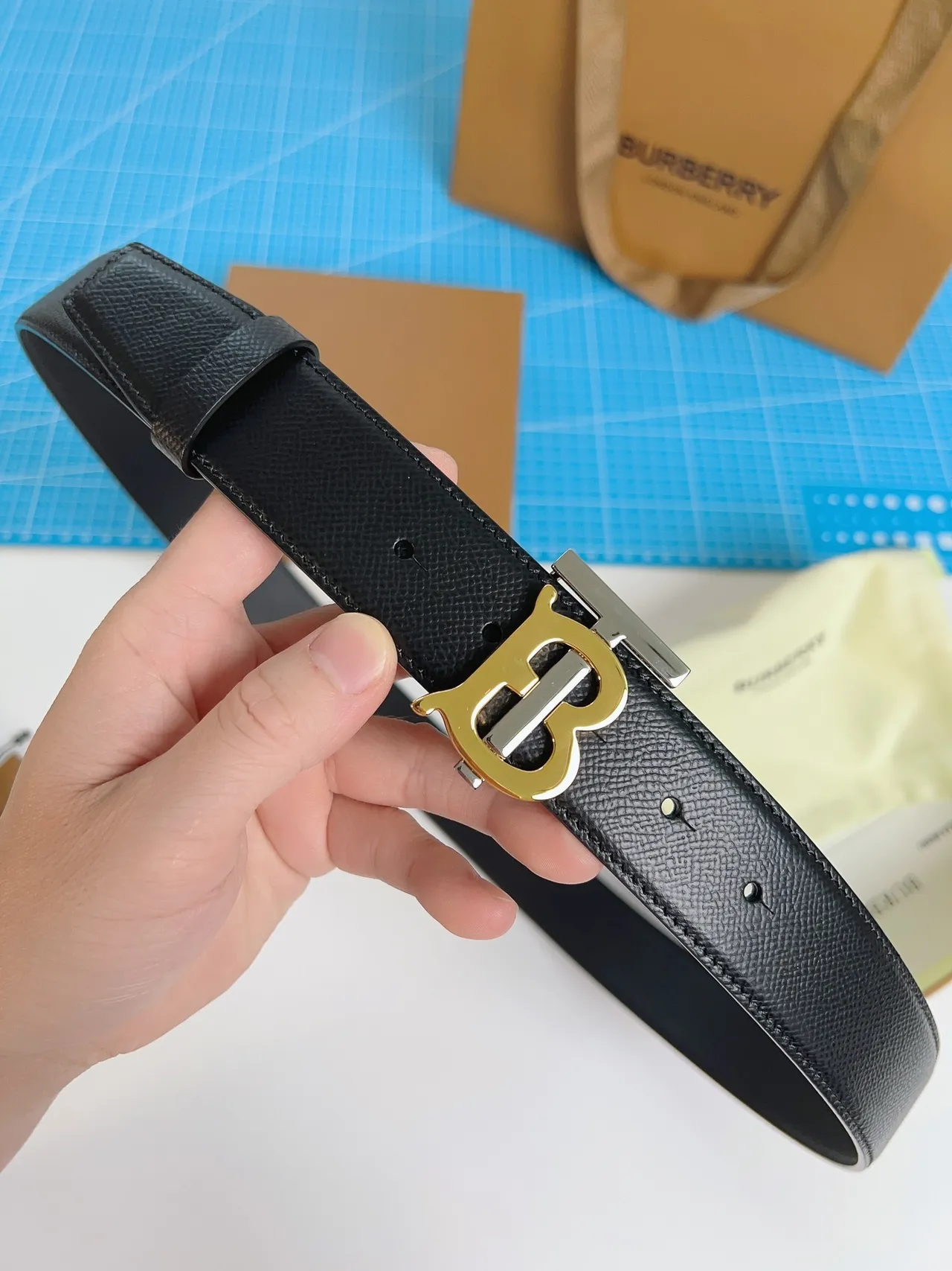 Burberry TB Belt Preto Dourado Grão Texturizado Fivela Intertravada Cinto de Couro 8