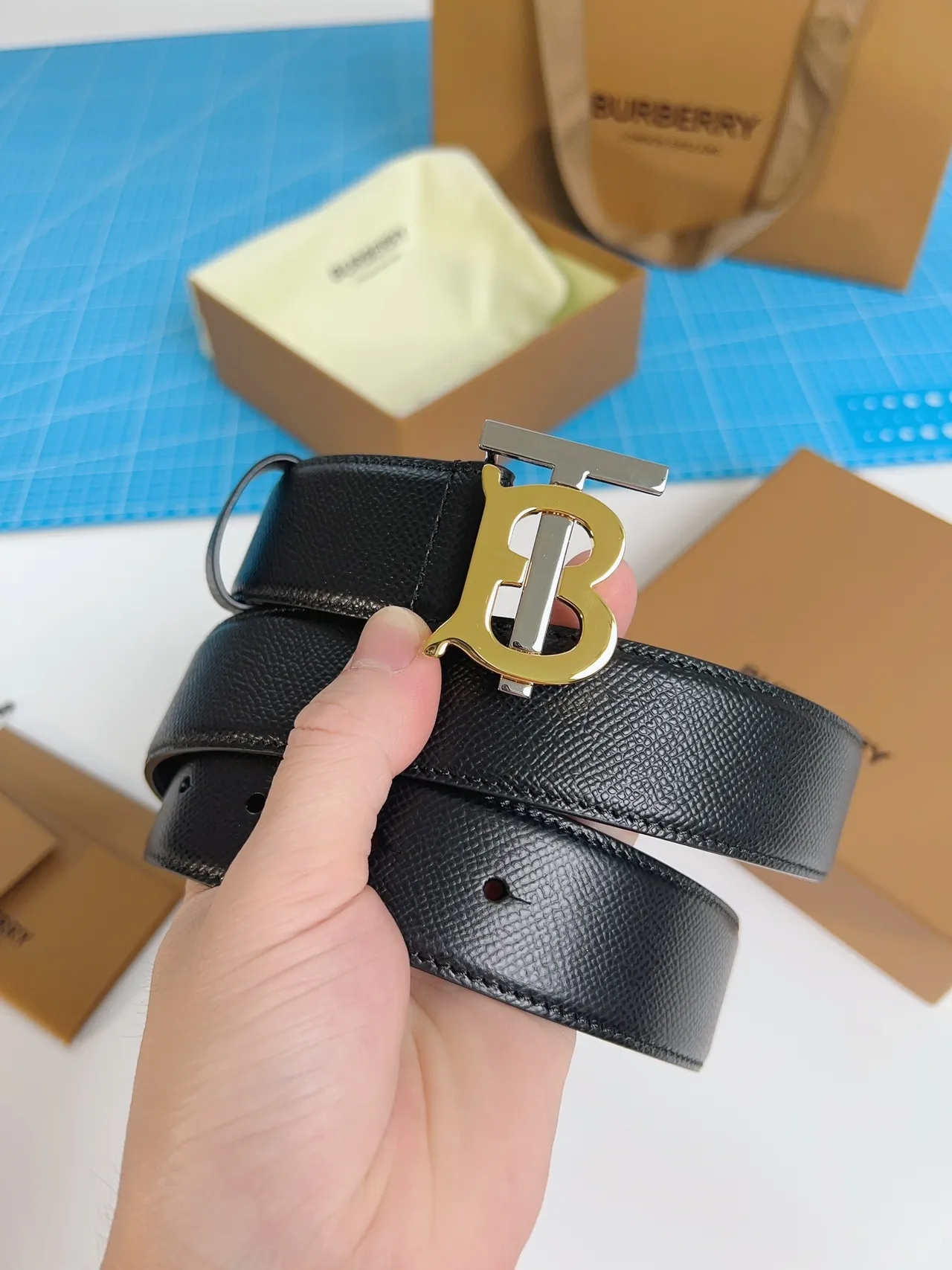 Burberry TB Belt Preto Dourado Grão Texturizado Fivela Intertravada Cinto de Couro 9