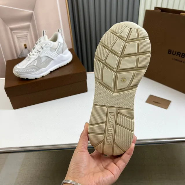Burberry Sneakers Chunky à Suela Blanche et Grise, Panel en Maille et Similicuir 2