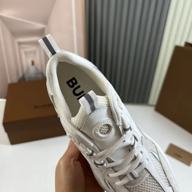 Burberry Sneakers Chunky à Suela Blanche et Grise, Panel en Maille et Similicuir 3