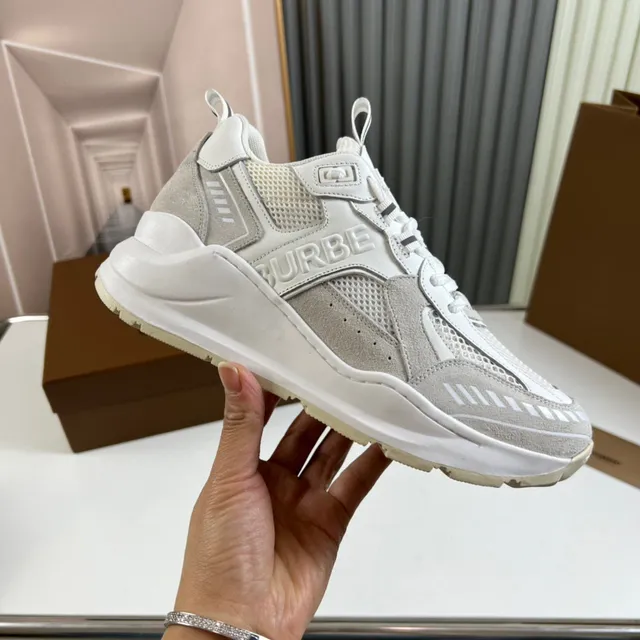 Burberry Sneakers Chunky à Suela Blanche et Grise, Panel en Maille et Similicuir 4