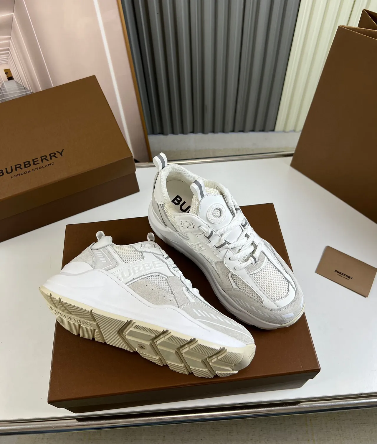 Burberry Sneakers Chunky à Suela Blanche et Grise, Panel en Maille et Similicuir 6