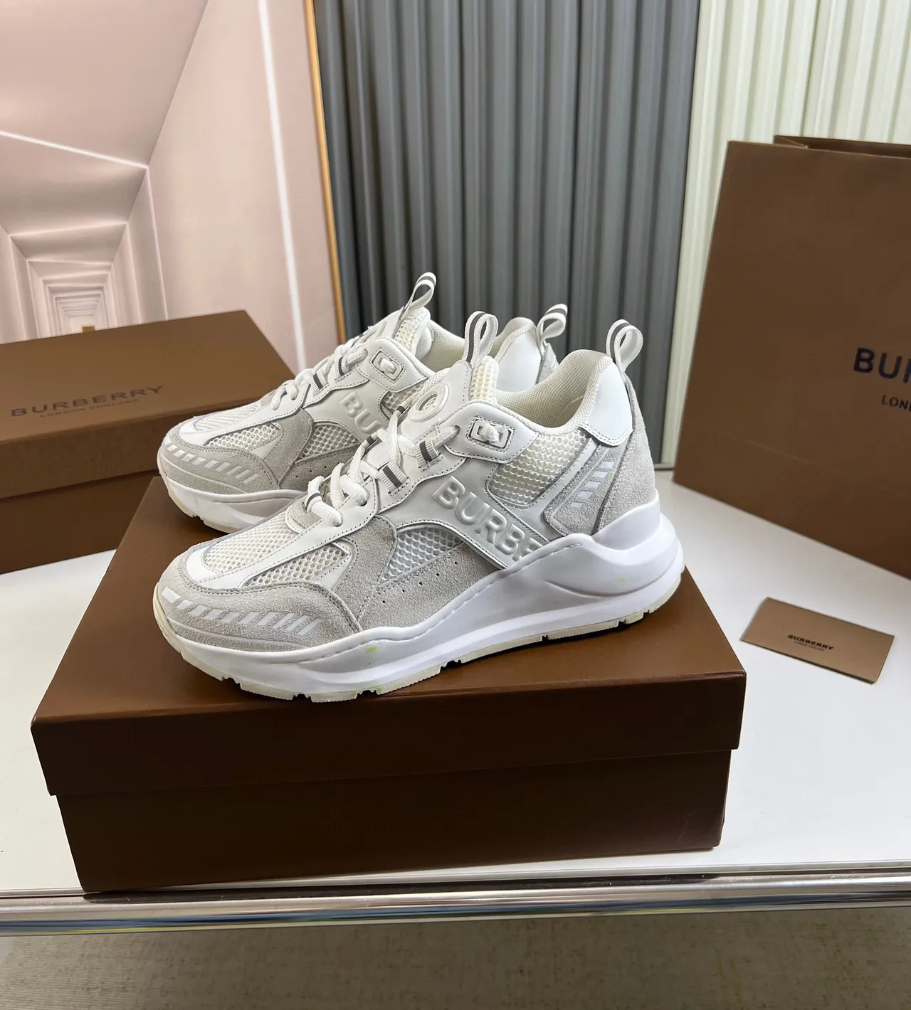 Burberry Sneakers Chunky à Suela Blanche et Grise, Panel en Maille et Similicuir 8