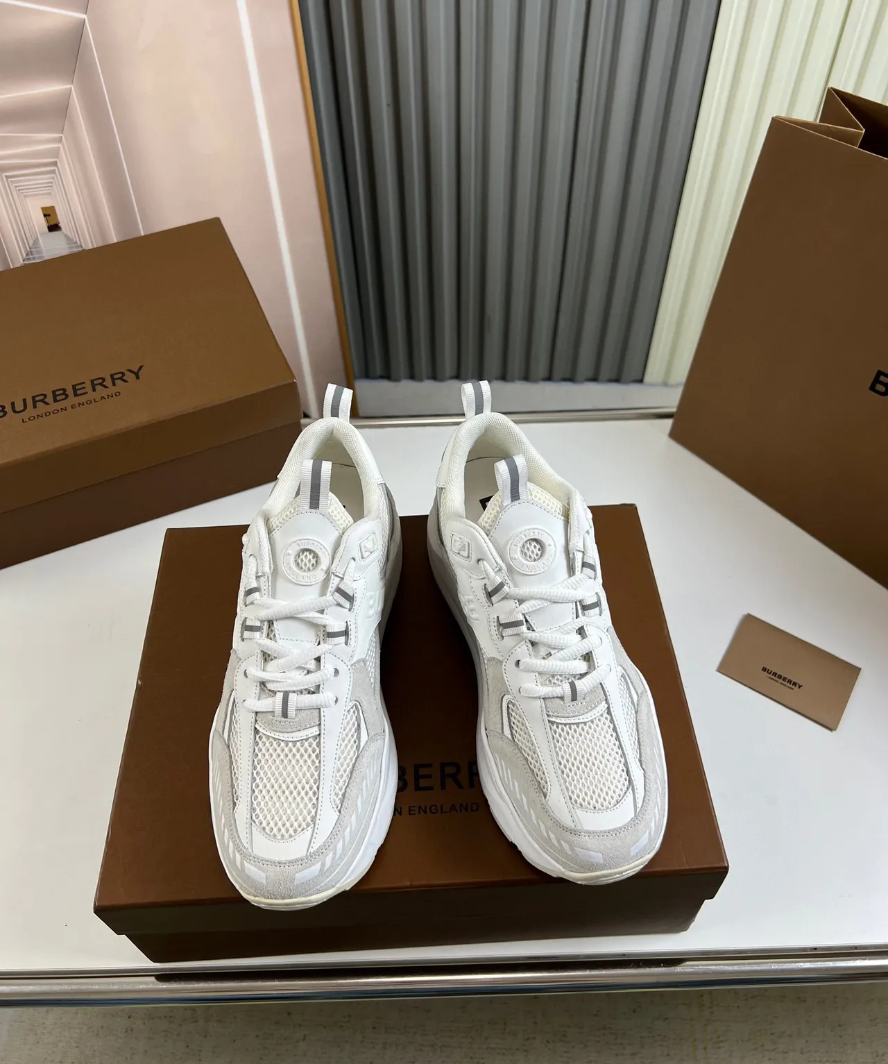 Burberry Sneakers Chunky à Suela Blanche et Grise, Panel en Maille et Similicuir 9