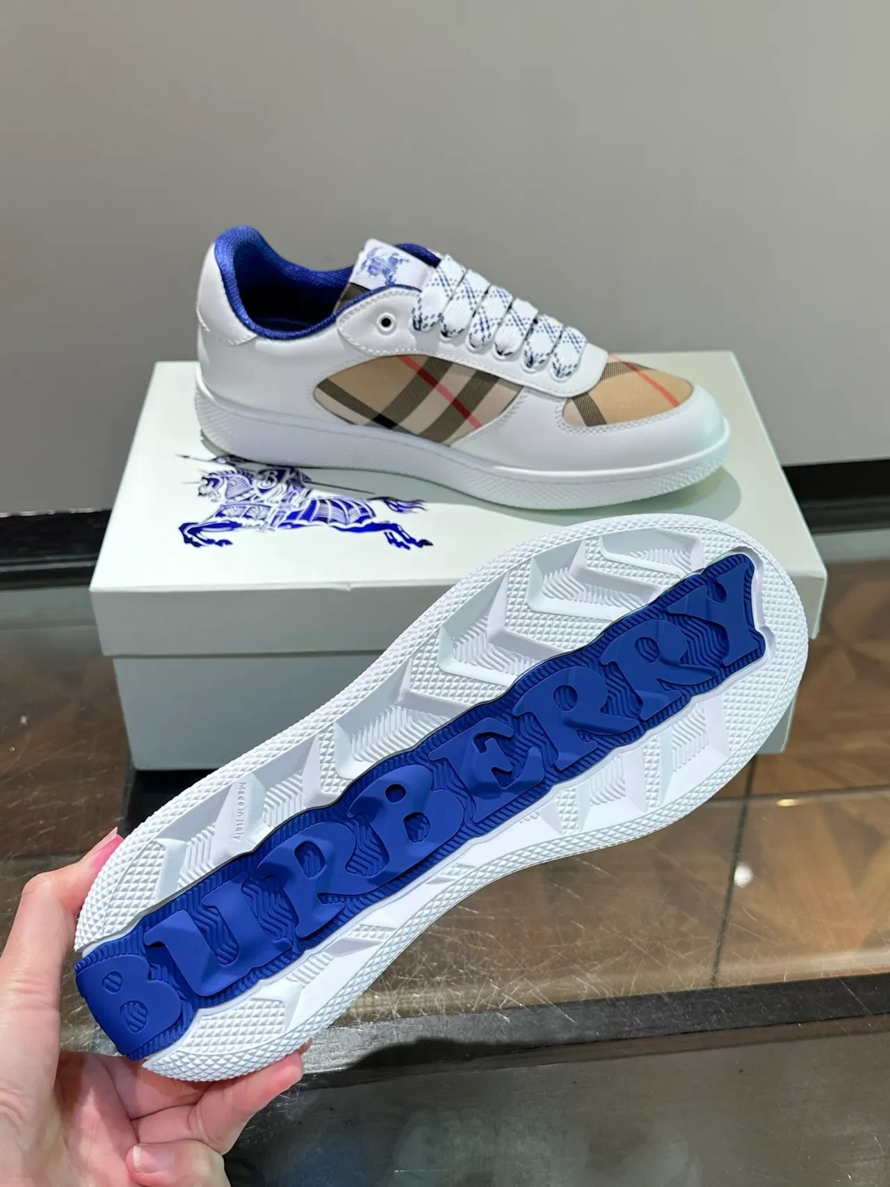 Burberry أبيض نافي جلد علوي House Check لوحات جانبية أحذية رياضية أسلوب حياة 2