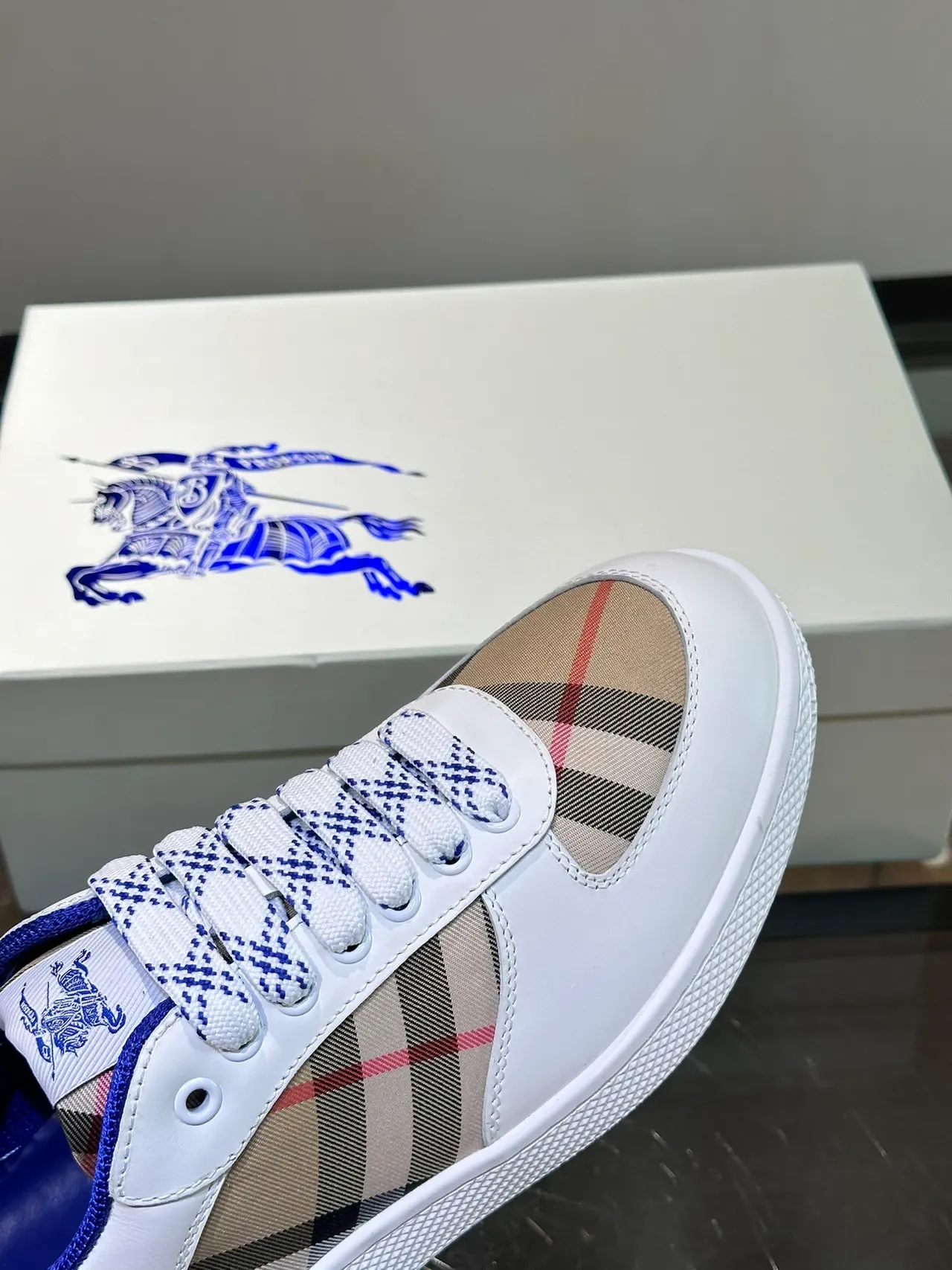 Burberry أبيض نافي جلد علوي House Check لوحات جانبية أحذية رياضية أسلوب حياة 3