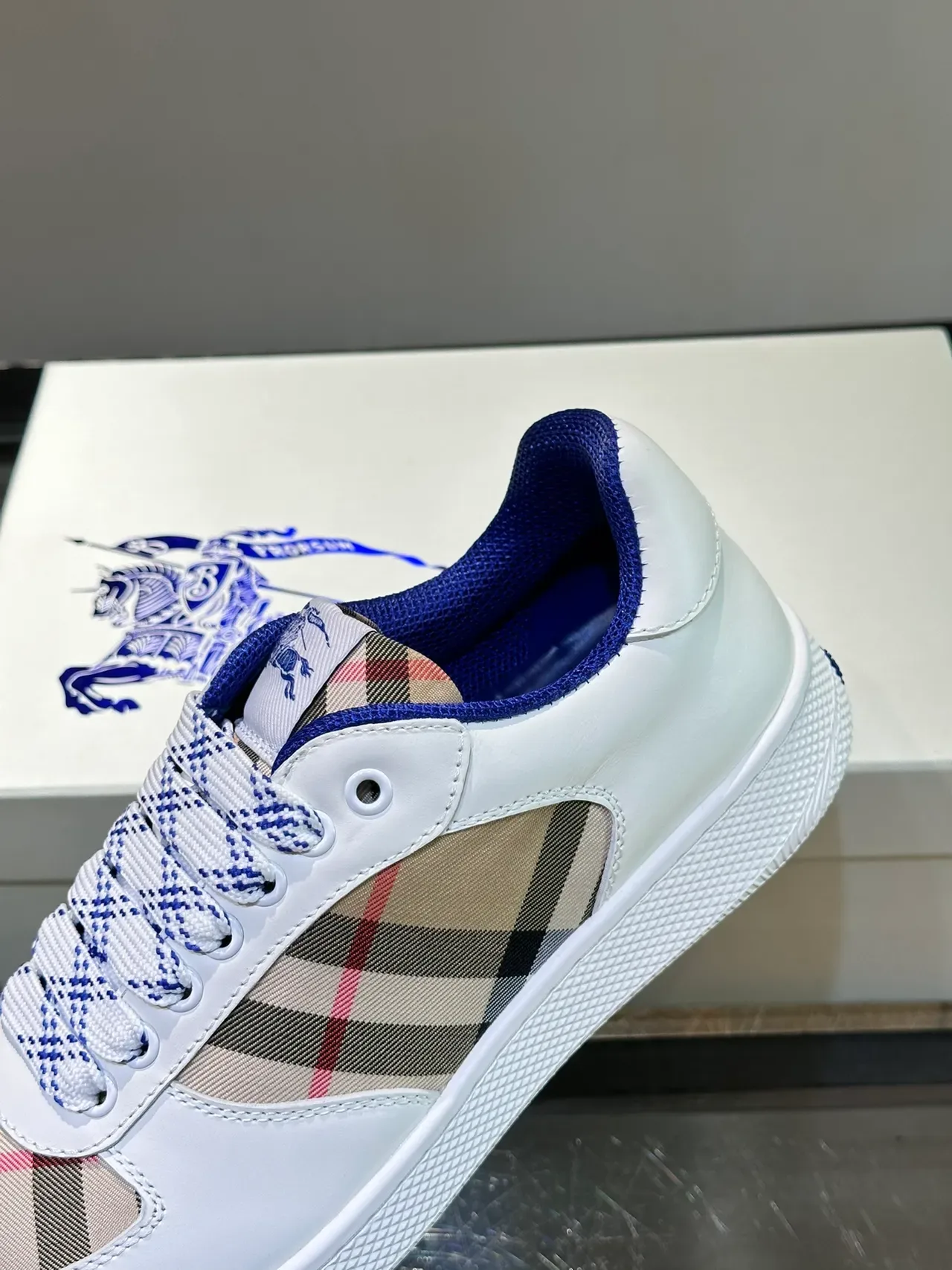 Burberry أبيض نافي جلد علوي House Check لوحات جانبية أحذية رياضية أسلوب حياة 4