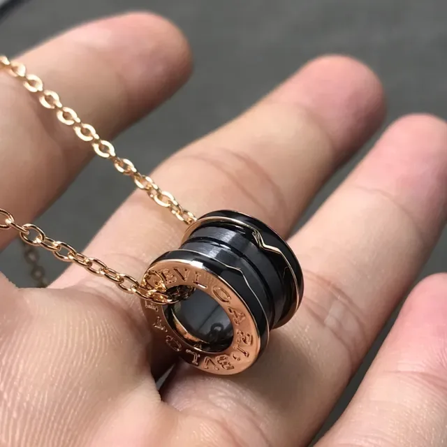 Bvlgari B.zero1 Collier en céramique noire et or avec anneaux entrelacés 2