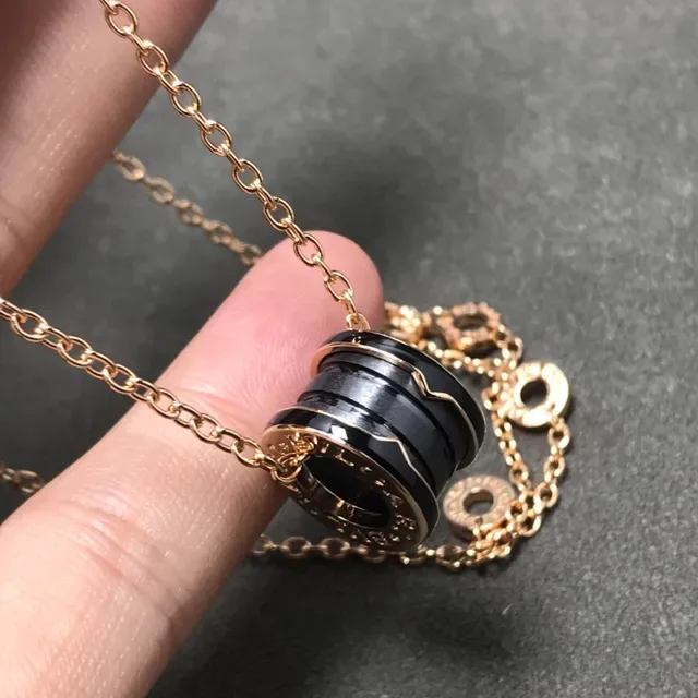 Bvlgari B.zero1 Collier en céramique noire et or avec anneaux entrelacés 3