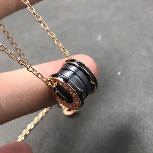 Bvlgari B.zero1 Collier en céramique noire et or avec anneaux entrelacés 4
