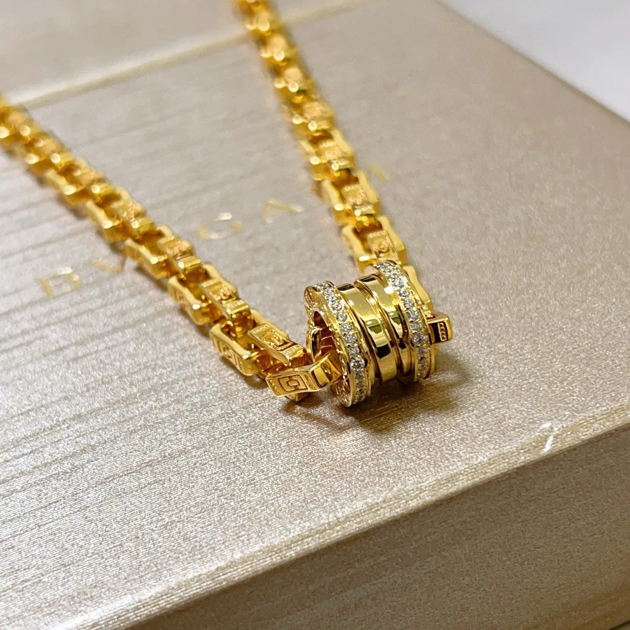 Bvlgari B.zero1 Corrente de ouro e prata com elos de chave grega entalhados colar 3