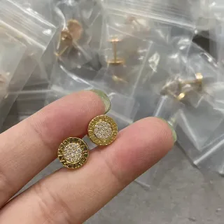 Bvlgari B.zero1 पावे क्रिस्टल गोल्ड टोन स्टड ईयरिंग्स