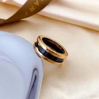 Bvlgari BVLGARI BVLGARI गोल्ड टोन और काली सिरेमिक अंगूठी