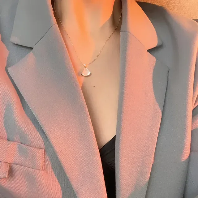 Bvlgari Divas’ Dream Fan-Shaped Mother-of-Pearl Pendant Necklace 3