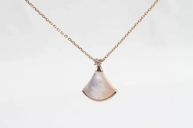 Bvlgari Divas’ Dream Fan-Shaped Mother-of-Pearl Pendant Necklace 5