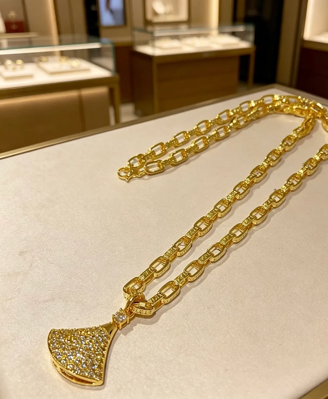 Bvlgari Divas’ Dream Collier pendentif en diamants pavé en or en forme d'éventail 4
