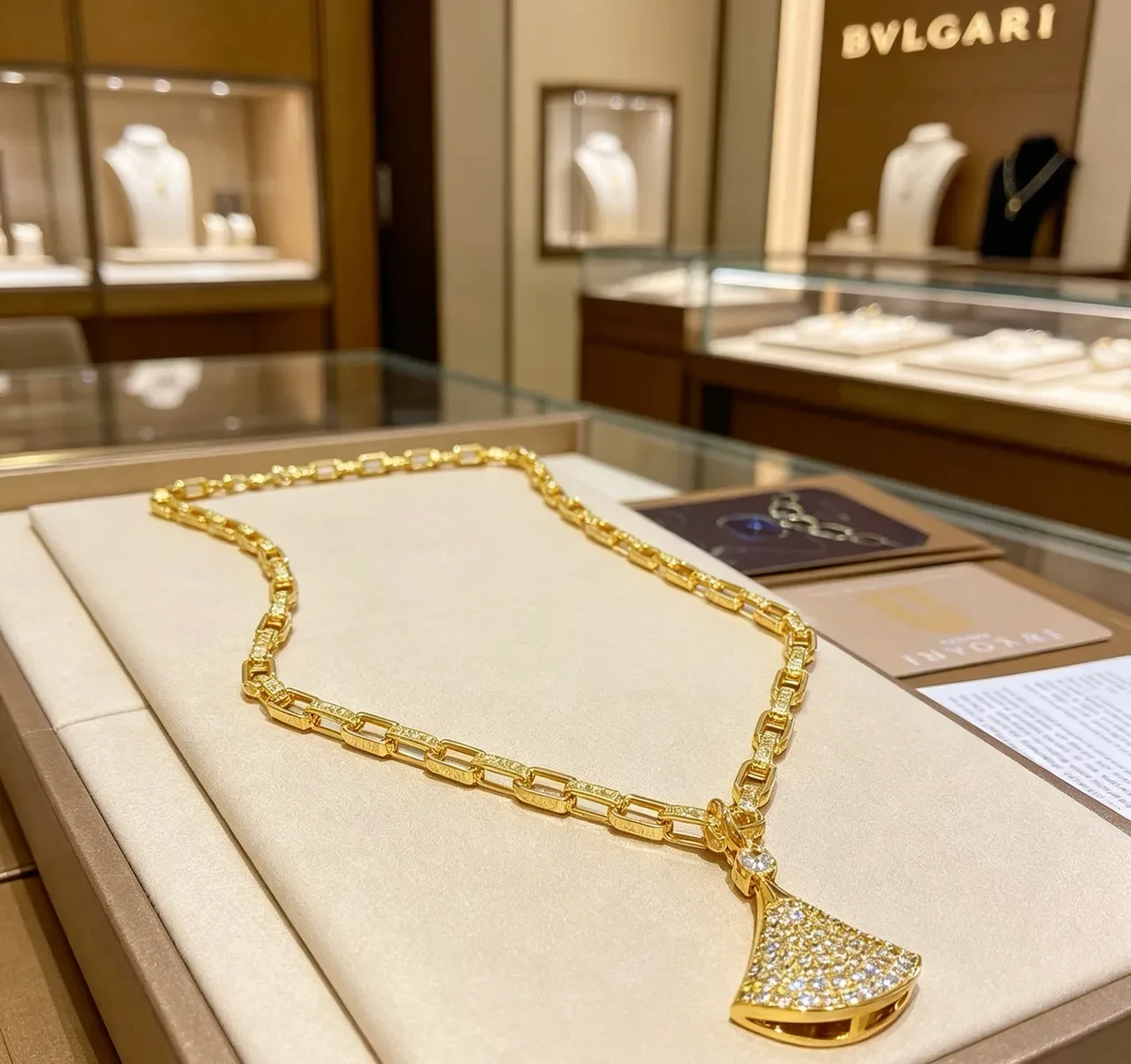 Bvlgari Divas’ Dream Collier pendentif en diamants pavé en or en forme d'éventail 7