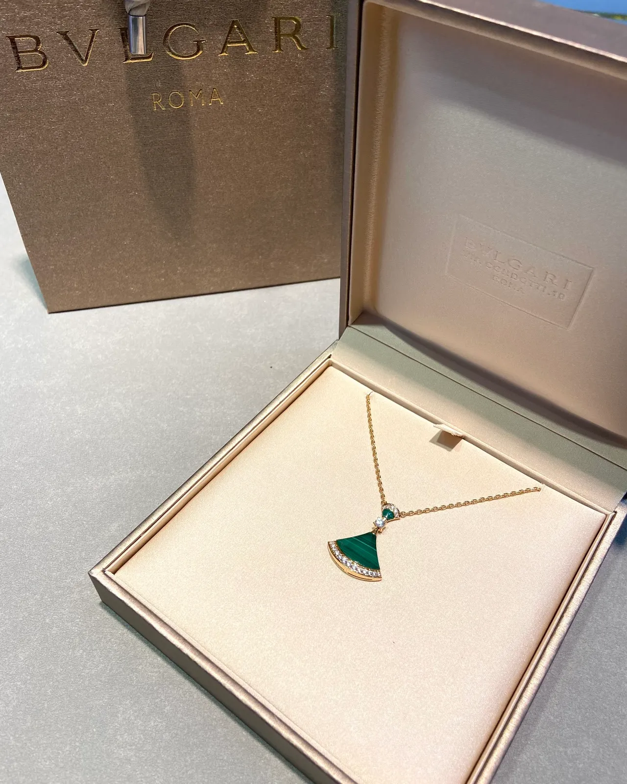Bvlgari Divas’ Dream Collier Pendentif Éventail en Malachite et Diamant 4