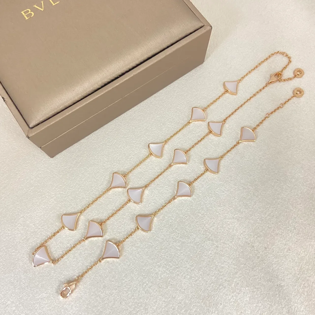 Bvlgari Divas’ Dream व्हाइट गोल्ड फैन-शेप्ड पेंडेंट मदर-ऑफ-पर्ल इनले ब्रेसलेट 2