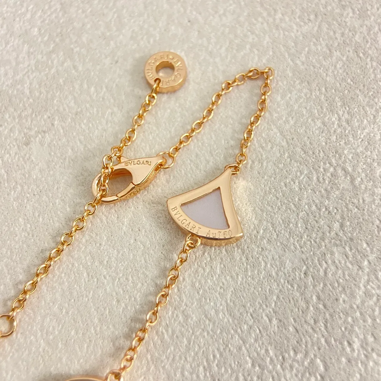 Bvlgari Divas’ Dream व्हाइट गोल्ड फैन-शेप्ड पेंडेंट मदर-ऑफ-पर्ल इनले ब्रेसलेट 3