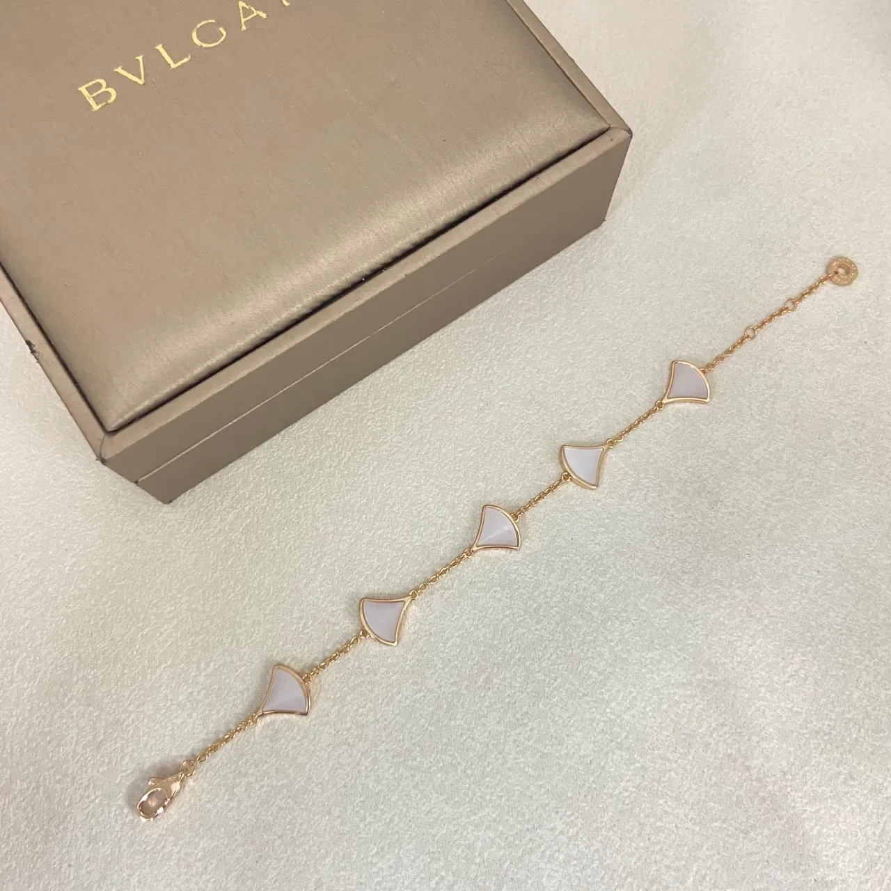Bvlgari Divas’ Dream व्हाइट गोल्ड फैन-शेप्ड पेंडेंट मदर-ऑफ-पर्ल इनले ब्रेसलेट 4