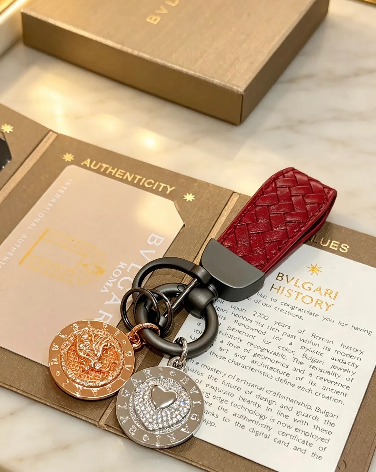 Bvlgari Porte-clés double médaille charme Or rouge sangle cuir tissé médaillons de pièce bijoux 3