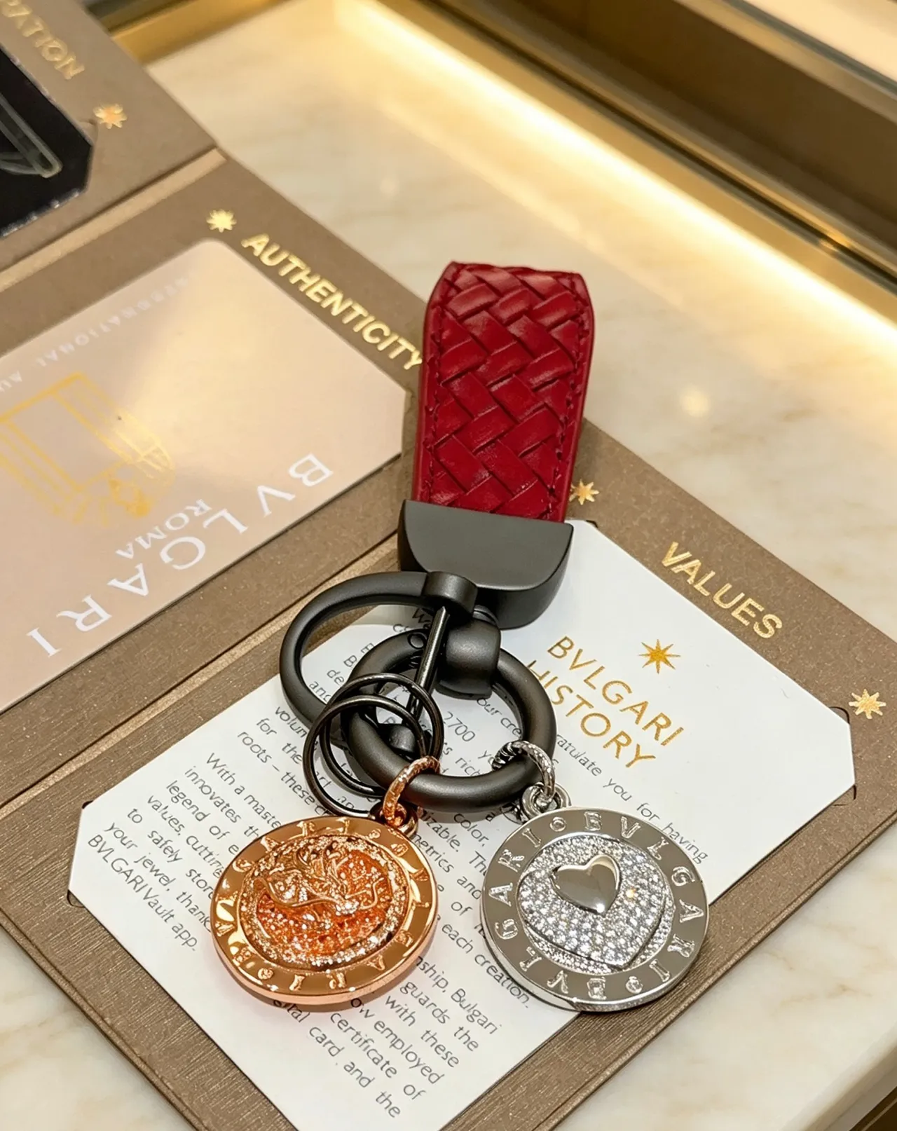 Bvlgari Porte-clés double médaille charme Or rouge sangle cuir tissé médaillons de pièce bijoux 4