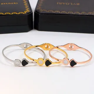 Bvlgari सोना काला हिंग्ड बांगल लॉगो मेडैलियन ब्रेसलेट