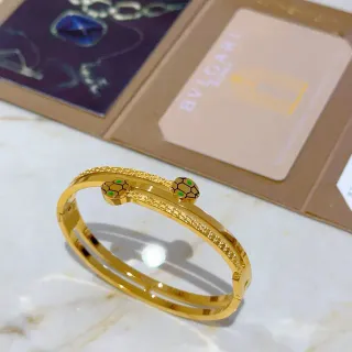 Bvlgari सोने का एनेमेल कछुआ मोटिफ हिंग्ड बैंगल ब्रेसलेट