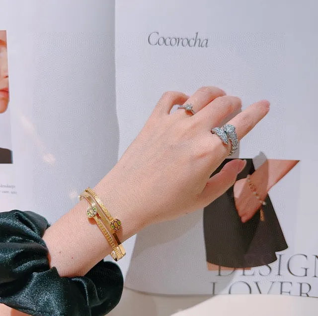 Bvlgari Bracelet bangle en or avec motif de tortue en émail à charnière 2